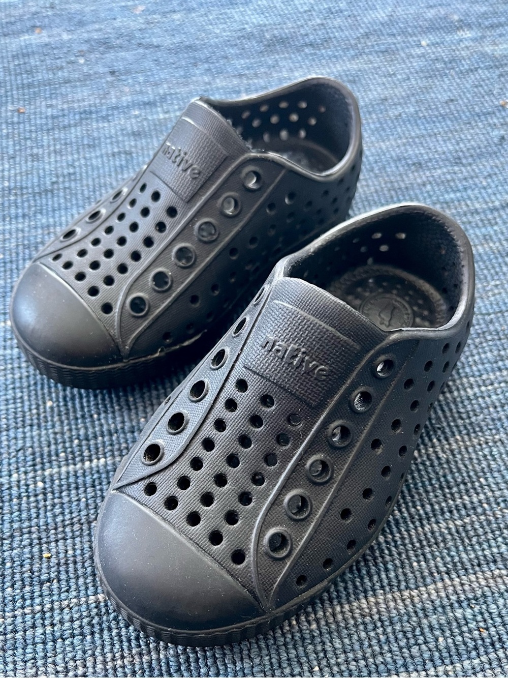 Native Jefferson Kids Slip-On Shoes in Black - C6